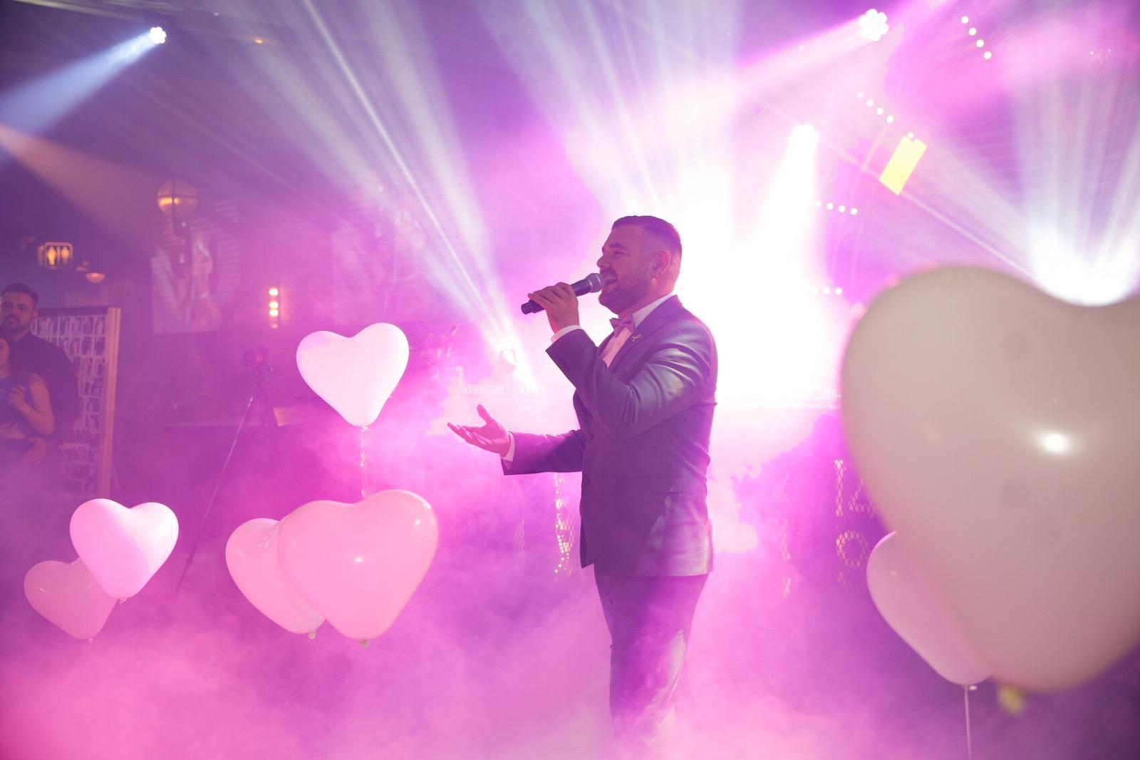 מאיר שוסטר בהופעה